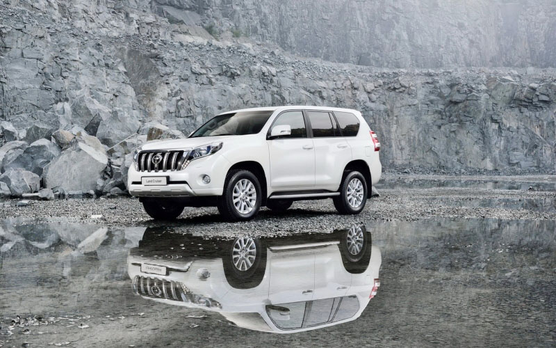 5 Seats Land Cruiser (Toyota)